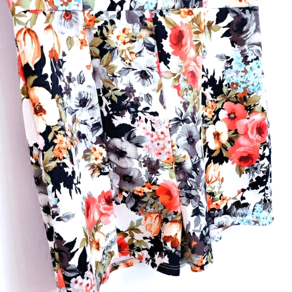 Love Culture White Garden Floral Romper - Picture 4 of 9